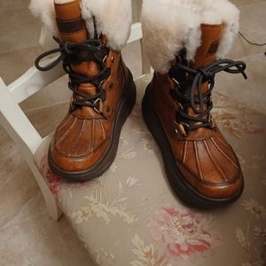 UGG  Waterproof Leather Lace Up Boot with Sherling fur Size 7 Gorgeous